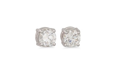 Lot 197 - A PAIR OF DIAMOND STUD EARRINGS, the brilliant...