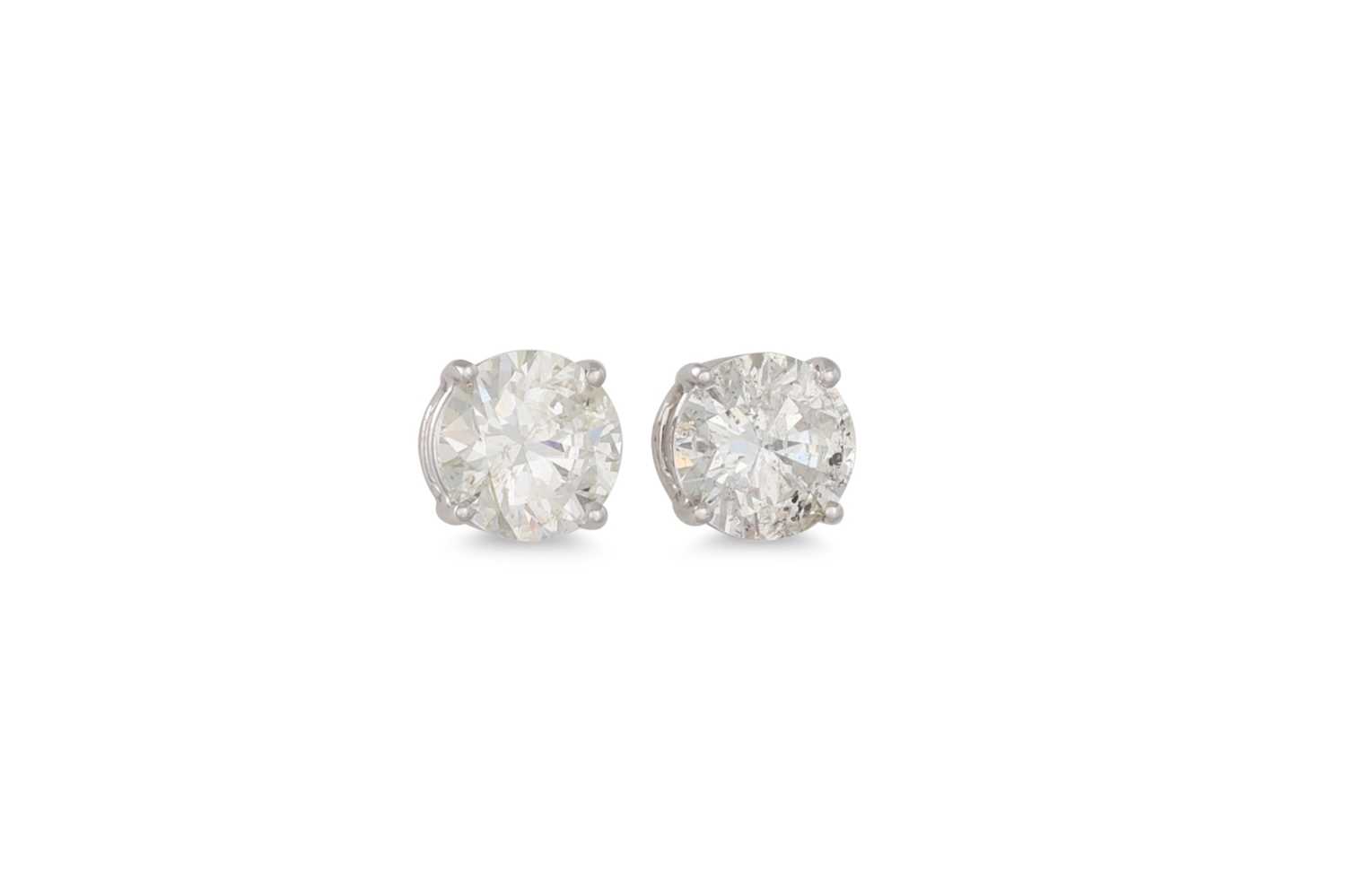 Lot 242 - A PAIR OF DIAMOND STUD EARRINGS, the brilliant...