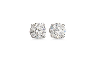 Lot 246 - A PAIR OF DIAMOND STUD EARRINGS, the brilliant...