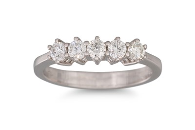 Lot 250 - A FIVE STONE DIAMOND RING, the brilliant cut...