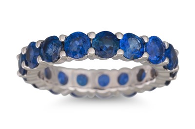 Lot 251 - A SAPPHIRE ETERNITY RING, the circular stones...