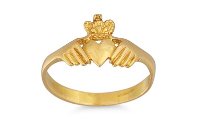 Lot 26 - AN 18CT YELLOW GOLD CLADDAGH RING, 2.4 g. size M