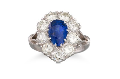 Lot 159 - A DIAMOND AND SAPPHIRE CLUSTER RING, pear...