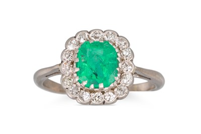 Lot 199 - AN EMERALD AND DIAMOND CLUSTER RING, the...