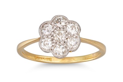 Lot 211 - A DIAMOND 'DAISY' CLUSTER RING, the old cut...