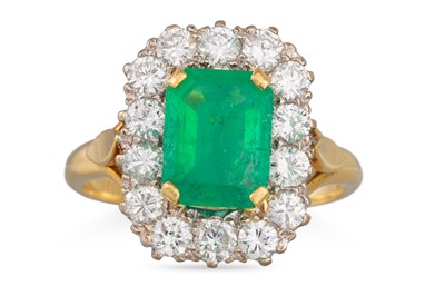 Lot 217 - AN EMERALD AND DIAMOND CLUSTER RING, the...