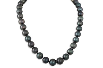 Lot 262 - A TAHITIAN PEARL NECKLACE, the large pearls in...