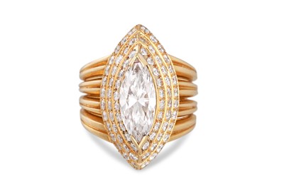 Lot 264 - A DIAMOND CLUSTER RING, the marquise diamond...