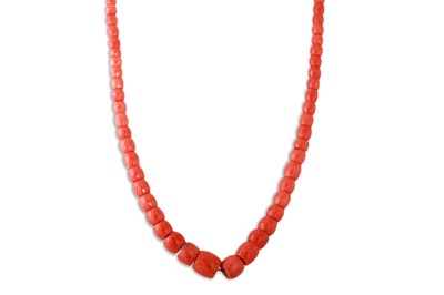 Lot 267 - A MEDITERRANEAN CORAL NECKLACE, the graduated...