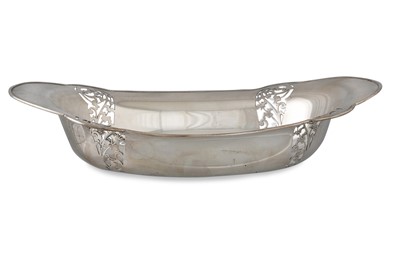 Lot 475 - A GEORGE V SHAPED OVAL SILVER OPENWORK BASKET,...