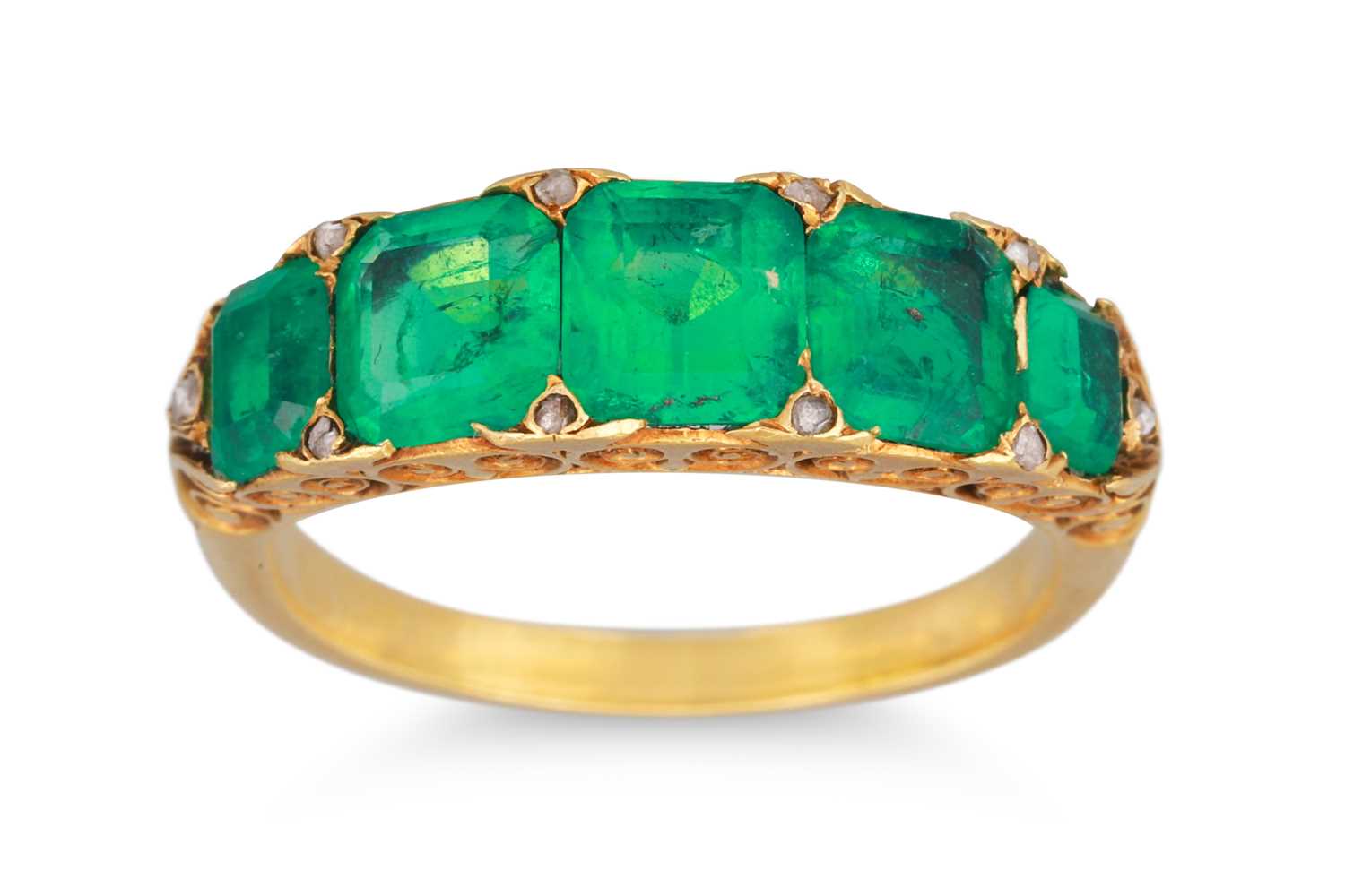 Lot 281 - A FIVE STONE EMERALD RING, set with graduated...