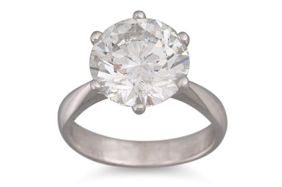 Lot 252 - A VERY FINE DIAMOND SOLITAIRE RING, the...