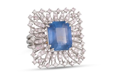 Lot 150 - A SAPPHIRE AND PINK DIAMOND RING, the large...