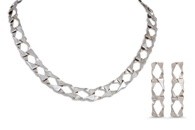 Lot 218 - AN 18CT WHITE GOLD FLAT CURB LINK NECK CHAIN,...