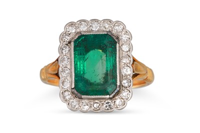 Lot 139 - AN EMERALD AND DIAMOND CLUSTER RING, the...