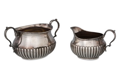 Lot 547 - A SILVER CREAM JUG AND MATCHING SUGAR BOWL,...