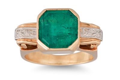 Lot 443 - A RETRO COLUMBIAN EMERALD RING, mounted in...