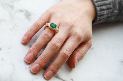 Lot 231 - A RETRO EMERALD RING, mounted in yellow gold,...