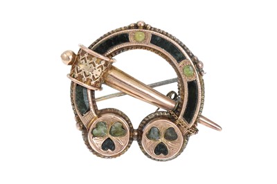 Lot 420 - A CLASSIC TARA STYLE BROOCH, with cutlass...