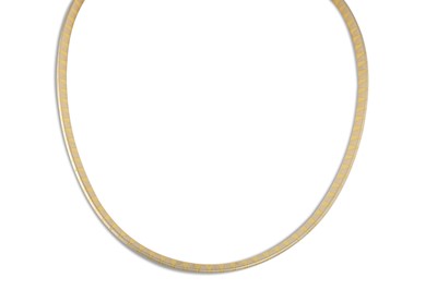 Lot 262 - AN 18CT TWO COLOUR GOLD CHOKER NECKLACE, 31 g.