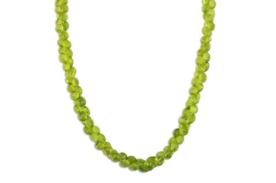 Lot 266 - A GREEN PERIDOT MULTI STONE NECKLACE, with...