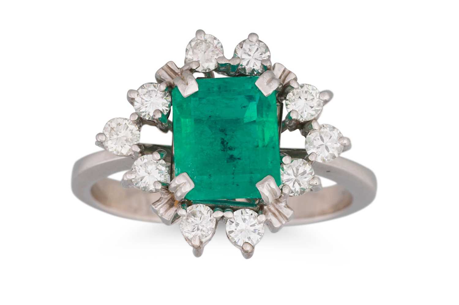 Lot 399 - AN EMERALD AND DIAMOND CLUSTER RING, the trap...