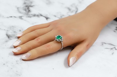 Lot 241 - AN EMERALD AND DIAMOND CLUSTER RING, the trap...