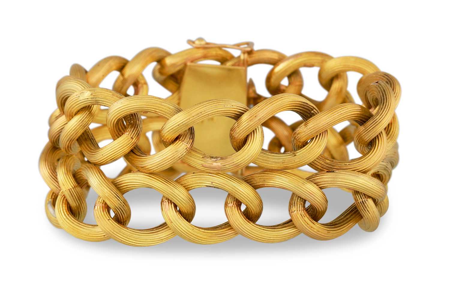 Lot 242 - AN ANTIQUE 18CT GOLD DOUBLE ROW CHAIN LINK