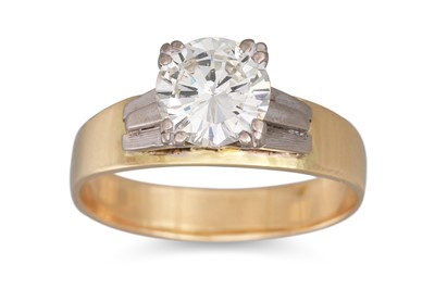 Lot 441 - A DIAMOND SOLITAIRE RING, the round brilliant...