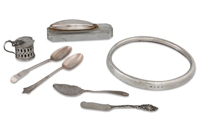 Lot 555 - A COLLECTION OF SILVER HALLMARKED ITEMS, to...