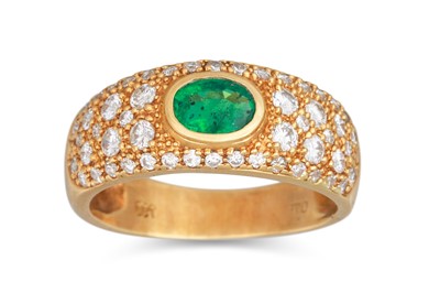 Lot 406 - A DIAMOND AND EMERALD DRESS RING, the oval...