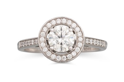 Lot 407 - A DIAMOND CLUSTER RING, the centre diamond to...