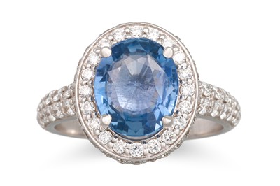 Lot 409 - A SAPPHIRE AND DIAMOND CLUSTER RING, the oval...