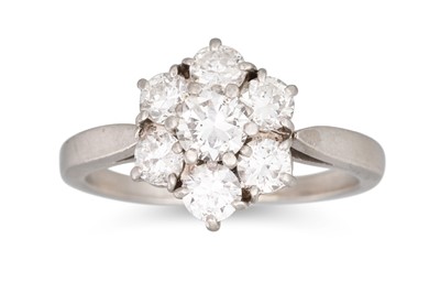 Lot 306 - A DIAMOND CLUSTER RING, the centre diamond to...