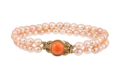 Lot 153 - A TWO STRANDED PEARL BRACELET, pink tones,...