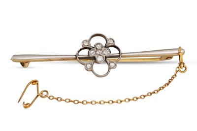 Lot 222 - AN ANTIQUE DIAMOND SET BROOCH, set with a...