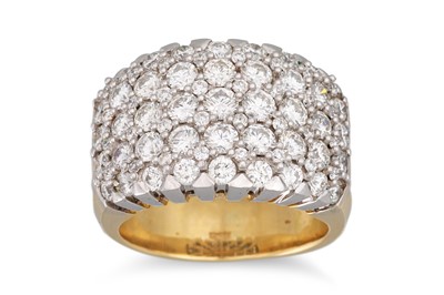 Lot 329 - A DIAMOND CLUSTER RING, set with brilliant cut...