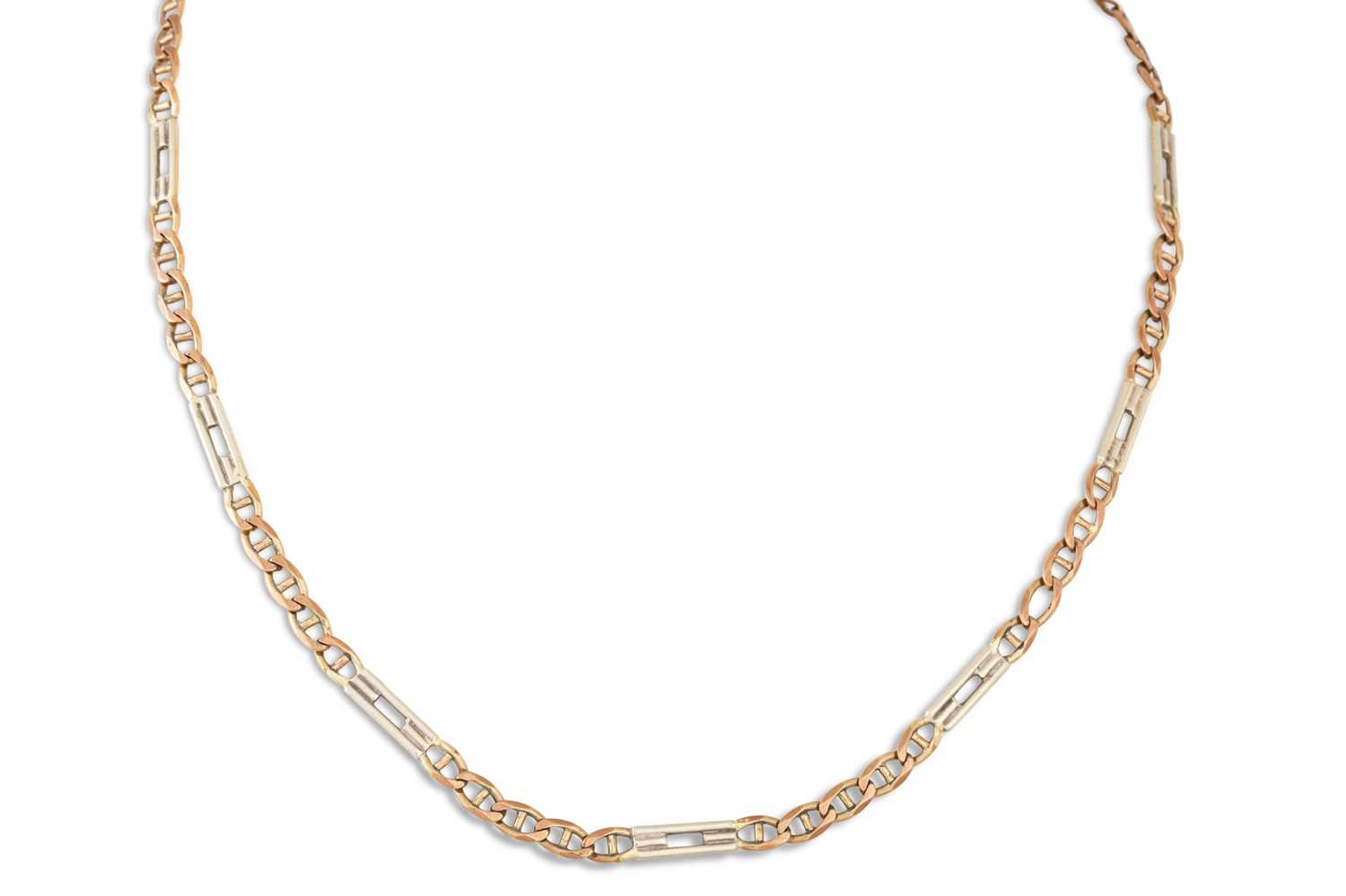 Lot 334 - A TWO TONE 9CT GOLD CHAIN, 10 g.