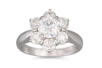 Lot 367 - A DIAMOND DAISY CLUSTER RING, mounted in 18ct...