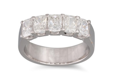 Lot 370 - A FIVE STONE DIAMOND RING, the radiant cut...