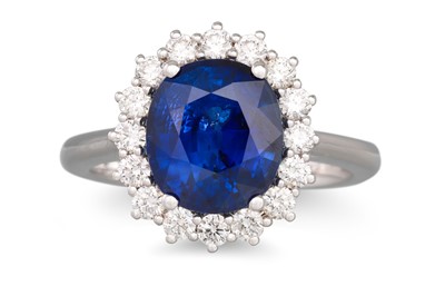 Lot 371 - A SAPPHIRE AND DIAMOND CLUSTER RING, the oval...