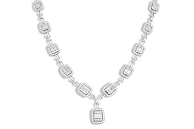 Lot 440 - A DIAMOND CLUSTER NECKLACE, set with ten...