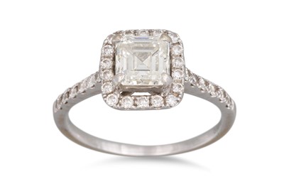 Lot 439 - A DIAMOND CLUSTER RING, the square emerald cut...