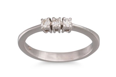 Lot 287 - A THREE STONE DIAMOND RING, the brilliant cut...