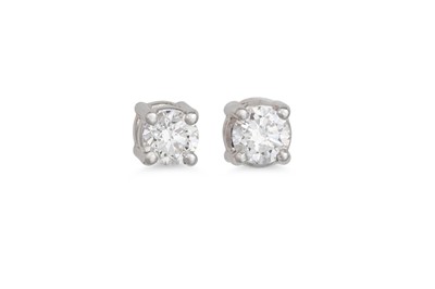 Lot 288 - A PAIR OF DIAMOND STUD EARRINGS, the brilliant...