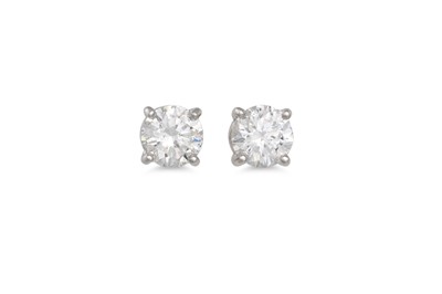 Lot 291 - A PAIR OF DIAMOND STUD EARRINGS, the brilliant...