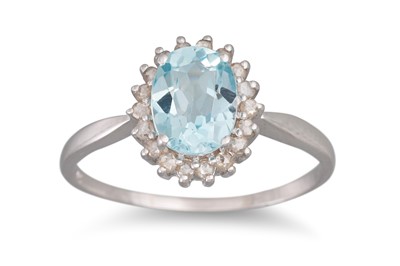 Lot 27 - A DIAMOND AND TOPAZ CLUSTER RING, the oval...