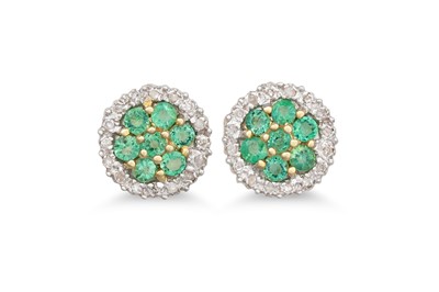 Lot 31 - A PAIR OF DIAMOND AND EMERALD CLUSTER EARRINGS,...