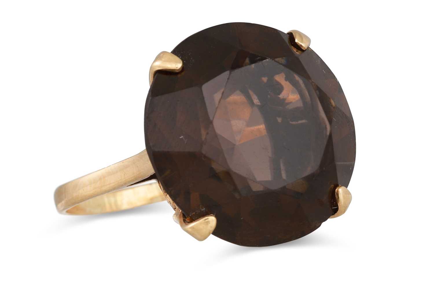 Lot 43 - A SMOKEY QUARTZ RING, the large circular...