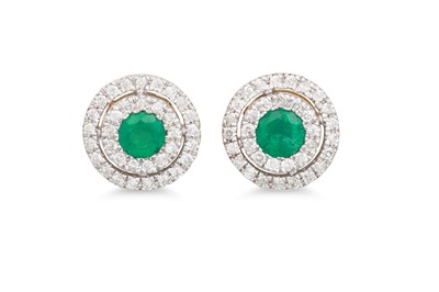 Lot 44 - A PAIR OF DIAMOND AND EMERALD CLUSTER EARRINGS,...